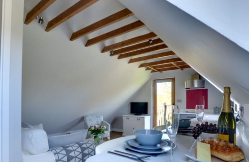 Langton Green Apartment | Cosy apartment for 2 guests with WIFI, TV, panoramic view and parking