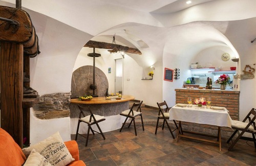 Pietrabruna Apartment | Cosy apartment for 4 people with WIFI, A/C, TV, terrace and pets allowed