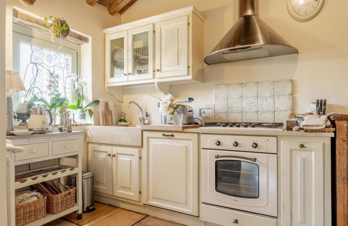 Radicondoli Apartment | Cosy apartment for 4 people with A/C, WIFI, pool, TV, balcony and panoramic view