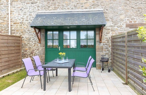 Saint-Meloir-des-Ondes Villa | Cosy apartment in villa for 4 guests with WIFI, TV, terrace and parking