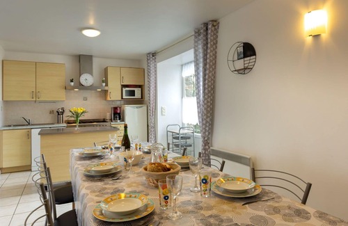 Saint-Meloir-des-Ondes Villa | Cosy apartment in villa for 9 people with WIFI, TV, terrace and parking