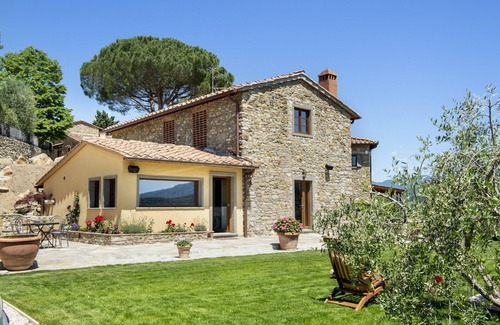 Pontassieve House | Cosy apartment in villa for 4 guests with pool, A/C, WIFI, TV, patio and panoramic view