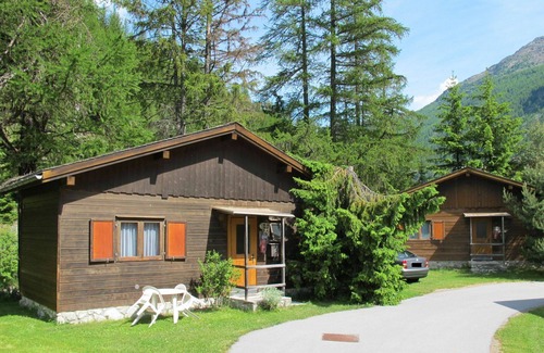 Saas-Balen House | Cosy apartment in villa for 6 guests with WIFI, TV, patio, pets allowed and parking