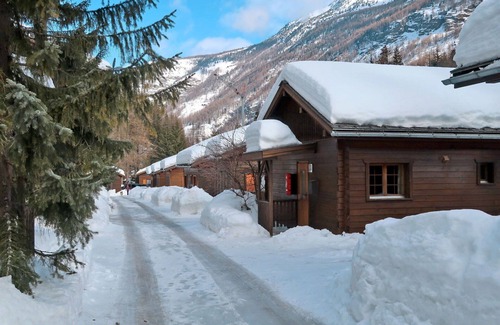 Saas-Balen House | Cosy apartment in villa for 6 guests with WIFI, TV, patio, pets allowed and parking