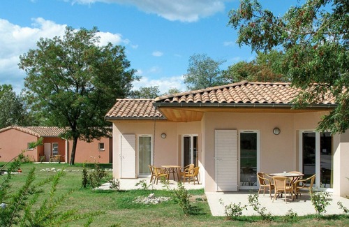 Chateauneuf-sur-Isere House | Cosy apartment in villa for 4 people with WIFI, pool, A/C, TV, terrace and pets allowed