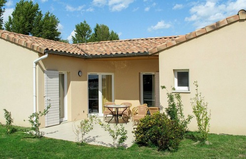 Chateauneuf-sur-Isere House | Cosy apartment in villa for 4 people with WIFI, pool, A/C, TV, terrace and pets allowed