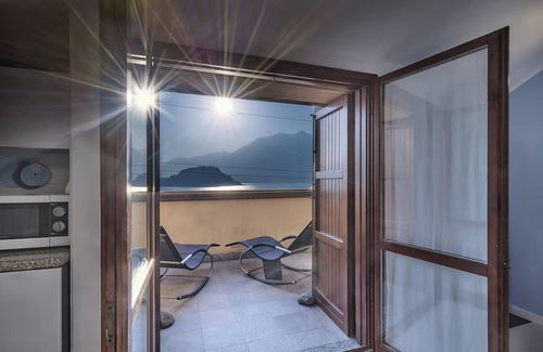 Fiumelatte Apartment | "Cosy Apartment in Varenna" with Lake View, Balcony and Wi-Fi