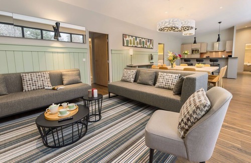 Hattigny House | Cosy apartment in villa for 10 people with WIFI, hot tub, pool, TV and terrace