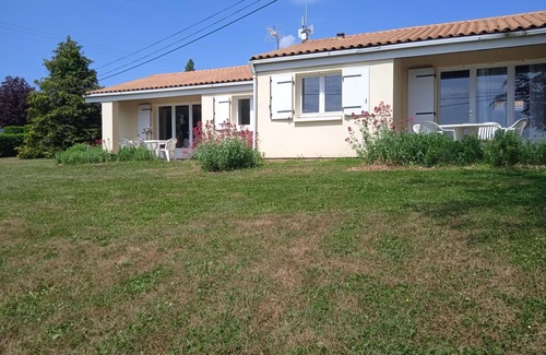 Prailles House | Cosy apartment in villa for 6 guests with pool, internet, TV, terrace, pets allowed and parking