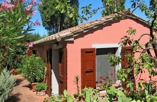 Orciatico Villa | Cosy apartment in villa with WIFI, pool, TV, terrace, pets allowed, panoramic view and parking