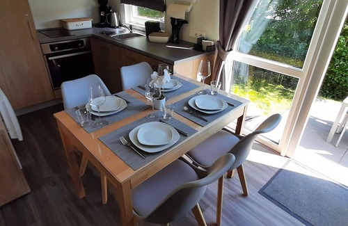Wemding House | Cosy apartment in villa for 4 guests with WIFI, A/C, TV, terrace and parking