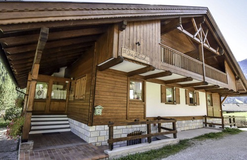 Penia House | Cosy apartment in villa for 8 guests with WIFI, TV, balcony, pets allowed and parking