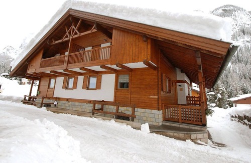 Penia House | Cosy apartment in villa for 5 guests with WIFI, TV, terrace and parking