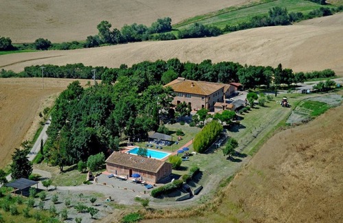 Peccioli Villa | Cosy apartment in villa for 4 people with pool, WIFI and panoramic view