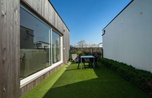 Bredene House | Cosy apartment in villa for 4 guests with A/C, WIFI, TV, terrace and pets allowed