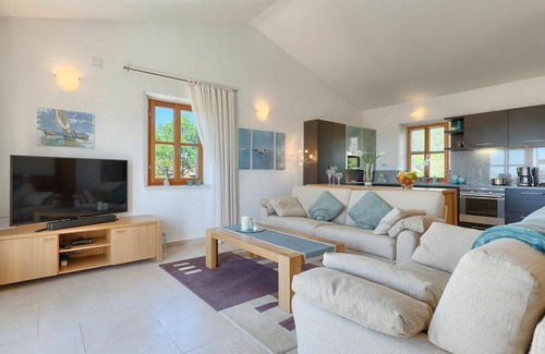 Bibali House | Cosy apartment in villa for 6 guests with WIFI, pool, A/C, TV and terrace