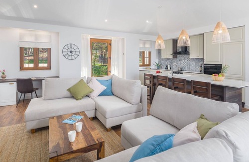 Bale House | Cosy apartment in villa with private pool, WIFI, A/C, hot tub, TV, terrace and pets allowed
