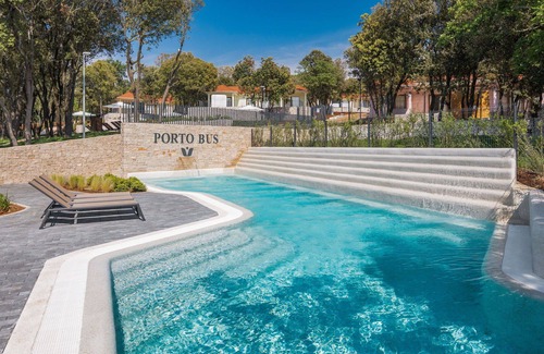 Bale House | Cosy apartment in villa with private pool, WIFI, A/C, hot tub, TV, terrace and pets allowed