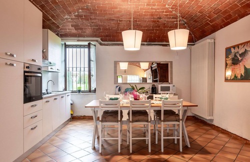 Castell'Alfero Apartment | Cosy apartment for 4 guests with WIFI, pool, TV, patio, pets allowed and parking