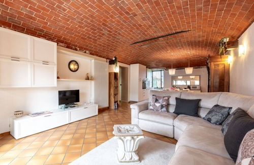 Castell'Alfero Apartment | Cosy apartment for 4 guests with WIFI, pool, TV, patio, pets allowed and parking