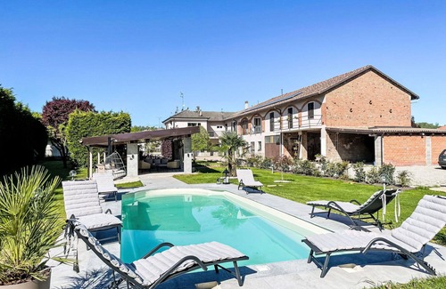 Castell'Alfero Apartment | Cosy apartment for 4 guests with WIFI, pool, TV, patio, pets allowed and parking