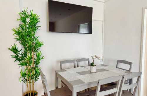 Schwechat Apartment | Cosy Apartment Near Airport & Train