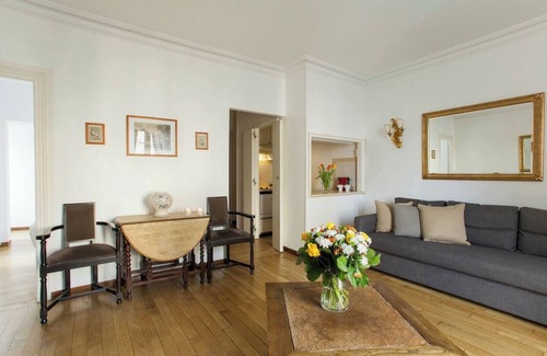 Quartier de l'Ecole-Militaire Apartment | Cosy Apartment Very Close to Eiffel Tower