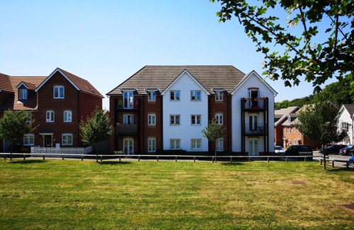 Herne Bay Apartment | Cosy Apartment with Balcony