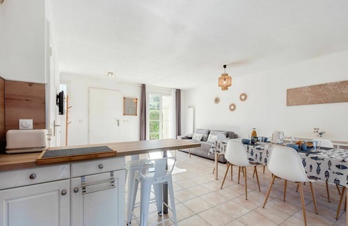 Cogolin Apartment | Cosy apartment with pool, A/C, WIFI, TV, patio, pets allowed, panoramic view and parking
