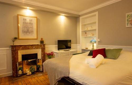 Mont d'Arene Apartment | Cosy Art Gallery