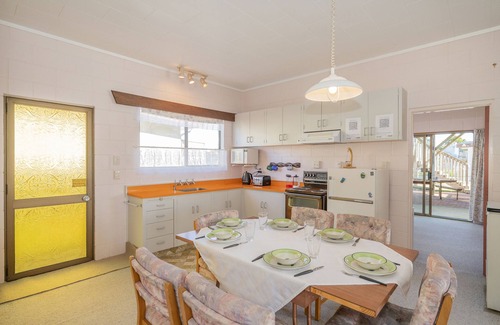 Cooks Beach Cottage | Cosy at Cooks - Cooks Beach Downstairs Unit