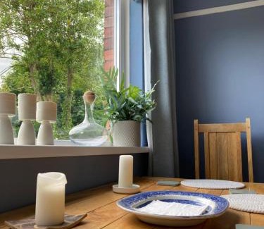 Dundonald House | Cosy at Cumberland - Double room with shared bathroom