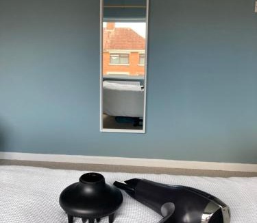 Dundonald House | Cosy at Cumberland - Double room with shared bathroom