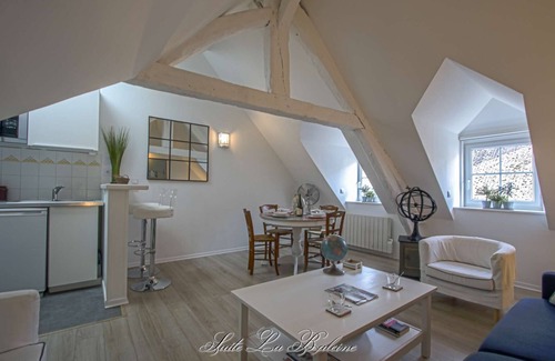 Honfleur Apartment | Cosy attic Apt w/separate bedrm in the heart of Old Honfleur - Suite La Baleine ★