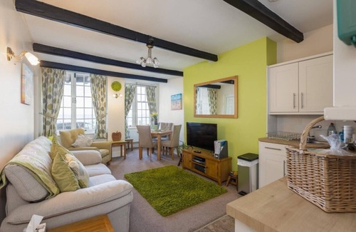 Sandsend Apartment | Cosy Beachside Apartment, Spectacular Views in Picturesque Village.