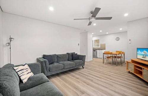 Terrigal Apartment | Cosy Beachside Unit, Short Stroll to the Beach