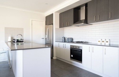 Wyndham Vale House | Cosy beautiful modern house close public transport and shopping mall