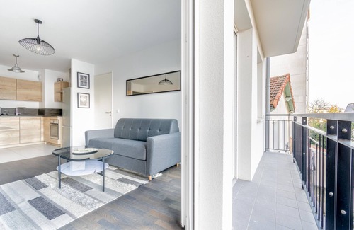Puteaux Apartment | Cosy, bright new apartment ideal for living and working