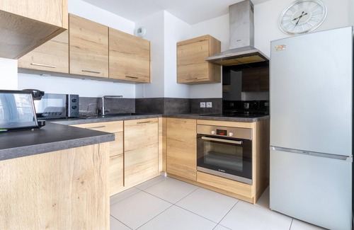 Puteaux Apartment | Cosy, bright new apartment ideal for living and working
