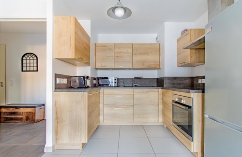 Puteaux Apartment | Cosy, bright new apartment ideal for living and working