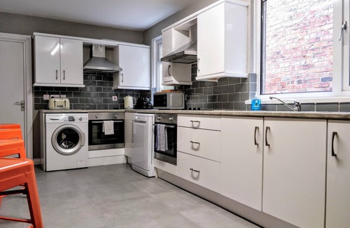 Queens Quarter House | Cosy Budget Double Room with Compact En-suite