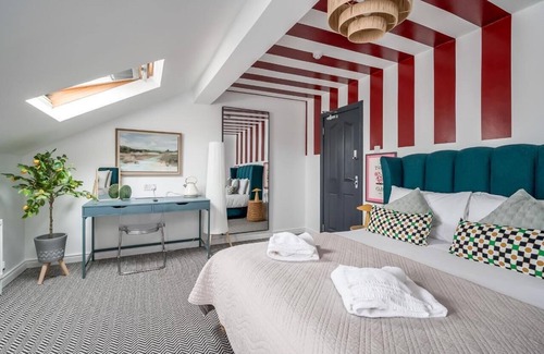 Queens Quarter House | Cosy Budget Double Room with Compact En-suite