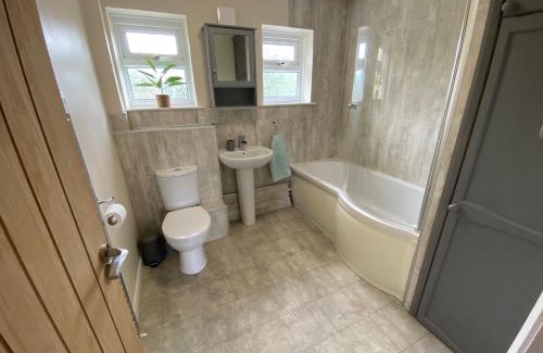 Hundleton House | Cosy bungalow in countryside village near coast