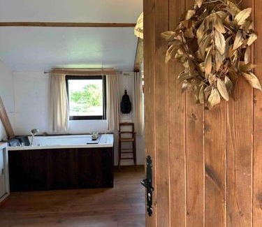 Mimizan Ski Chalet | Cosy Cabane Boise solaire, Balneo bath et toilette seche a la Ferme