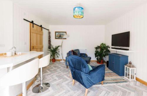 Birdham House | Cosy Cabin Retreat Close to Beaches
