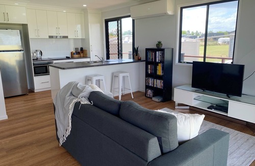 Moffatdale Cabin | Cosy cabin with private dam view - South Burnett