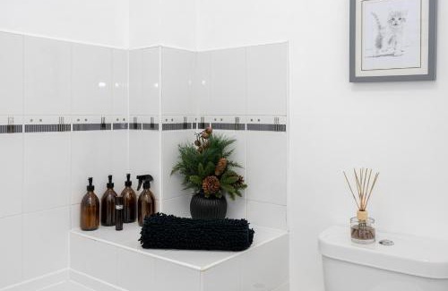 Chorlton-on-Medlock Apartment | Cosy, Central 2 Bed flat parking