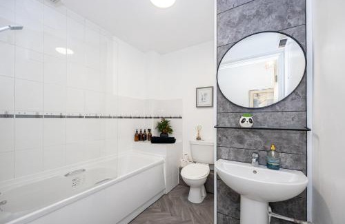 Chorlton-on-Medlock Apartment | Cosy, Central 2 Bed flat parking