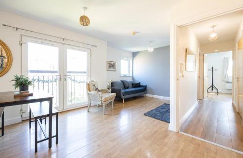 Chorlton-on-Medlock Apartment | Cosy, Central 2 Bed flat parking