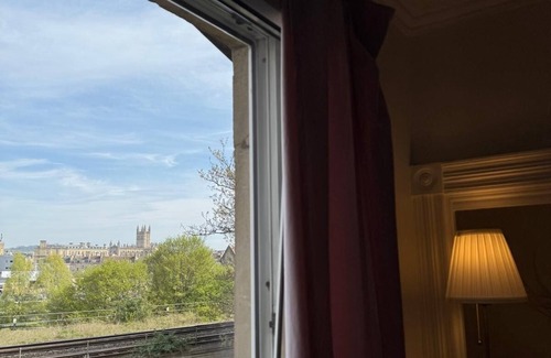 Bath City Centre Apartment | Cosy central Bath pad - 7 min walk to Station & town